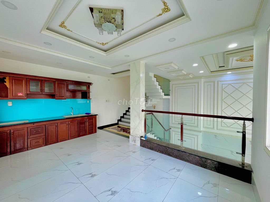 Luxurious 5-Bedroom Townhouse with Karaoke Room