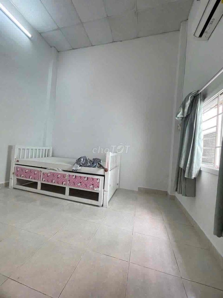 2-Story House with 3 Bedrooms Near CMT8