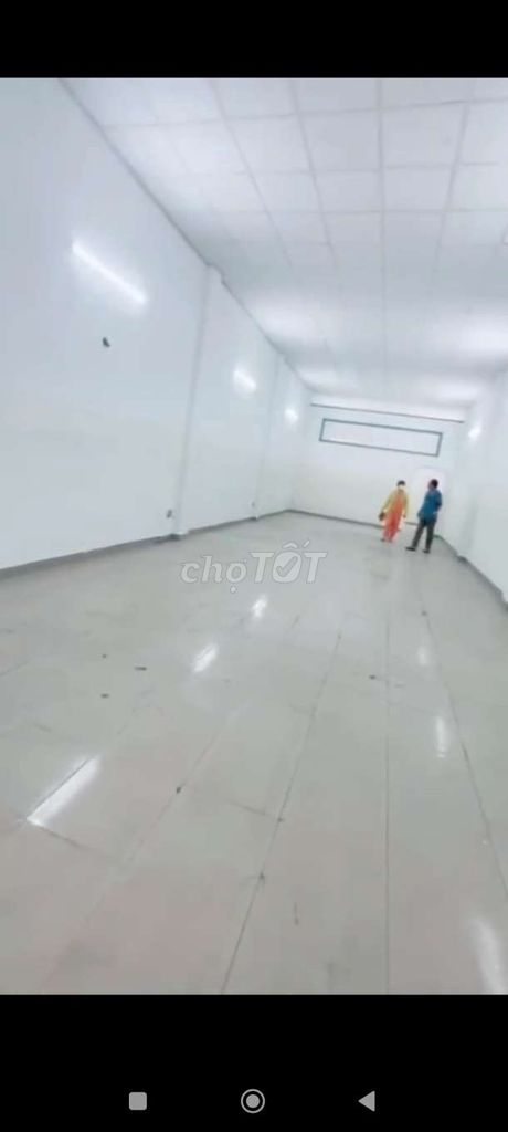 Large Commercial Space for Shop or Warehouse