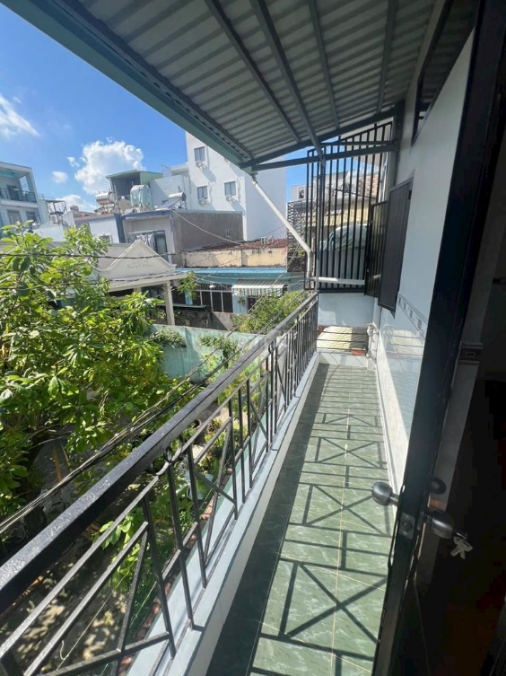 Compact 1-Story + Balcony House near Market, Well-Lit and Spacious