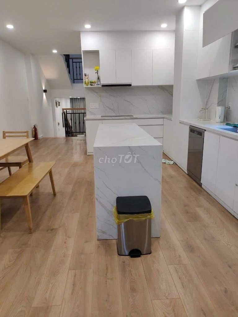 Spacious 4-Story House with Parking in Q1