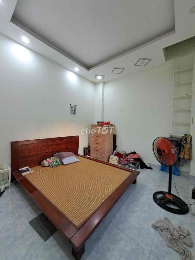 Modern 3-Bedroom Townhouse Near Schools