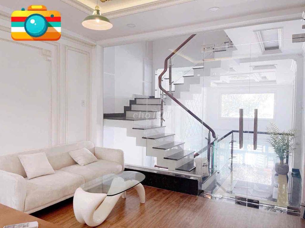 Spacious 5-Bedroom Townhouse with Garage and Karaoke