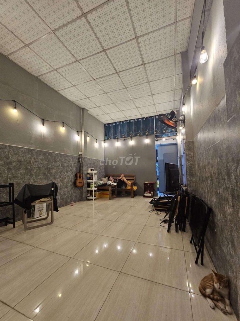 Large Highway-Front House with Loft Space