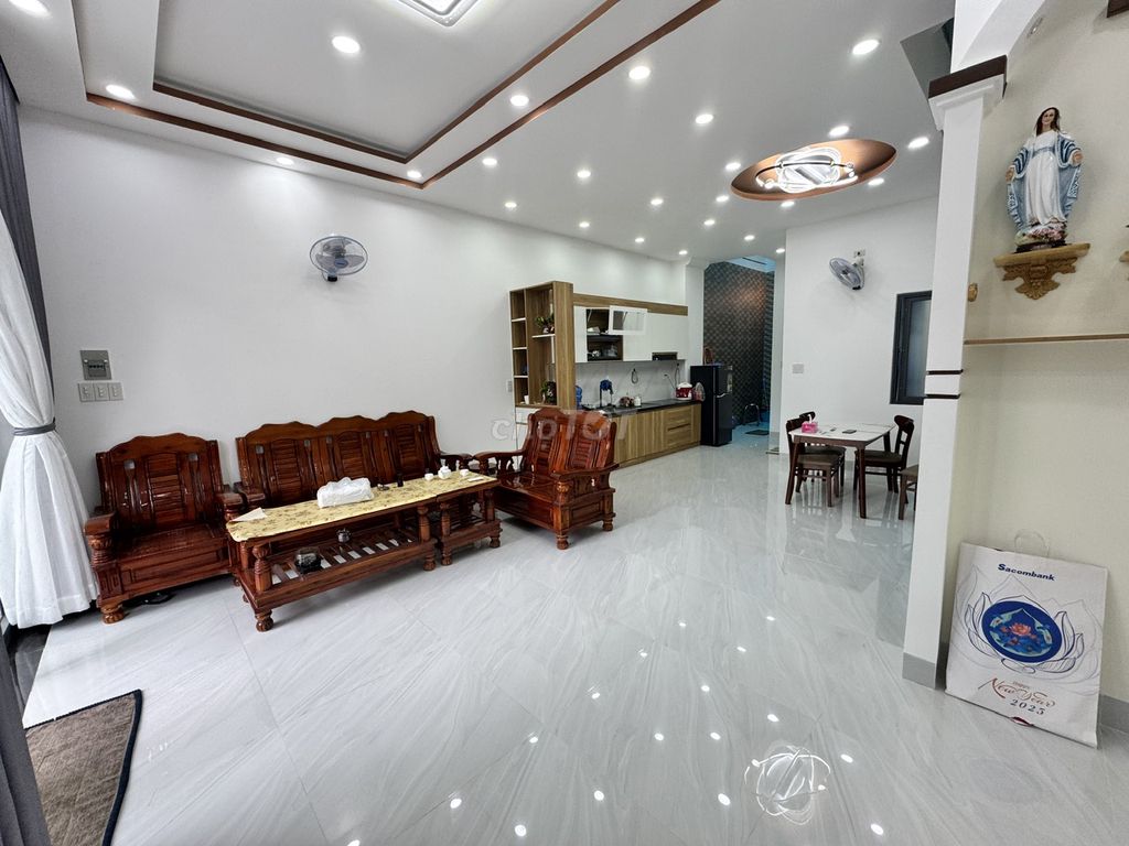 Modern 4-Bedroom House with Mountain Views