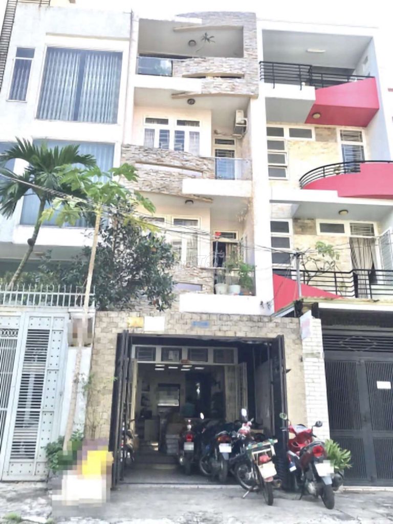 Spacious 4-Story Commercial Townhouse with Parking