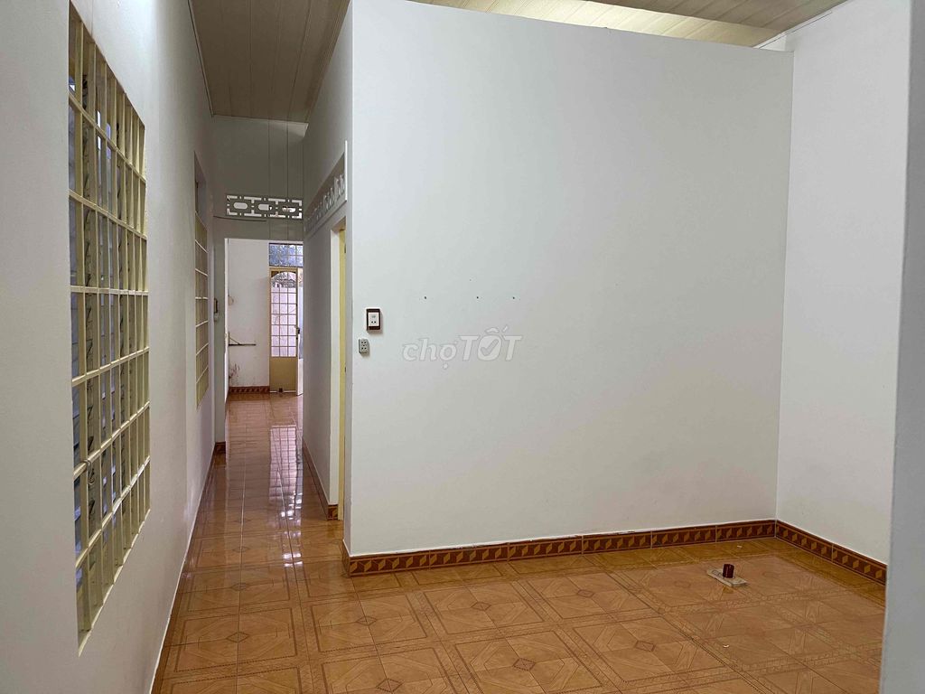 Spacious 2-Bedroom House Near BMT Market