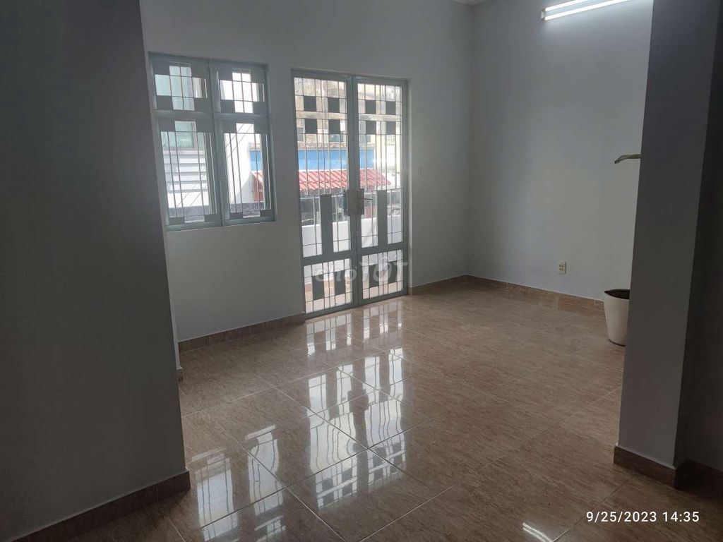 Modern 3-Bedroom House with Car Parking