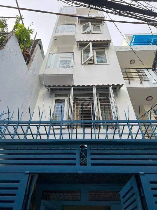 Spacious 3-Bedroom House near Shopping Center in District 3