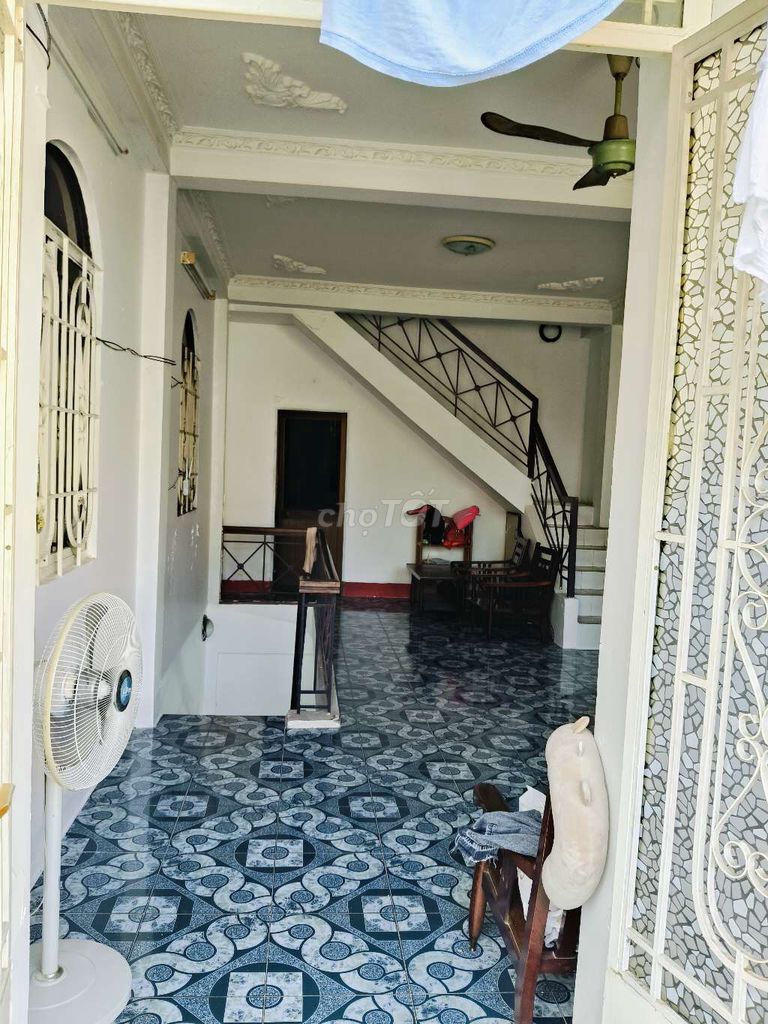 Spacious House Near Metro with Parking