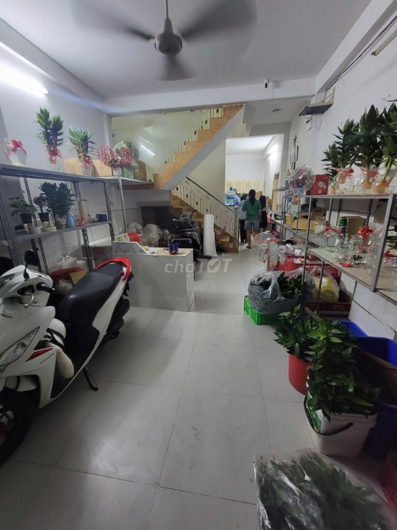 Mặt Tiền 341 Lạc Long Quân - Spacious Rental Property for Business or Living