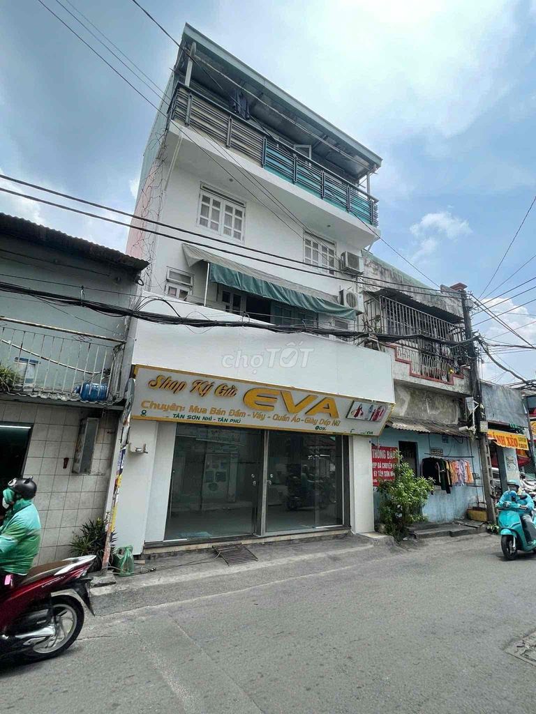 4-Story Commercial Building with Street Frontage