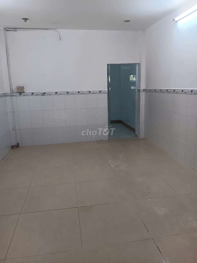 Modern 3-Bedroom Townhouse Near Mall and Market