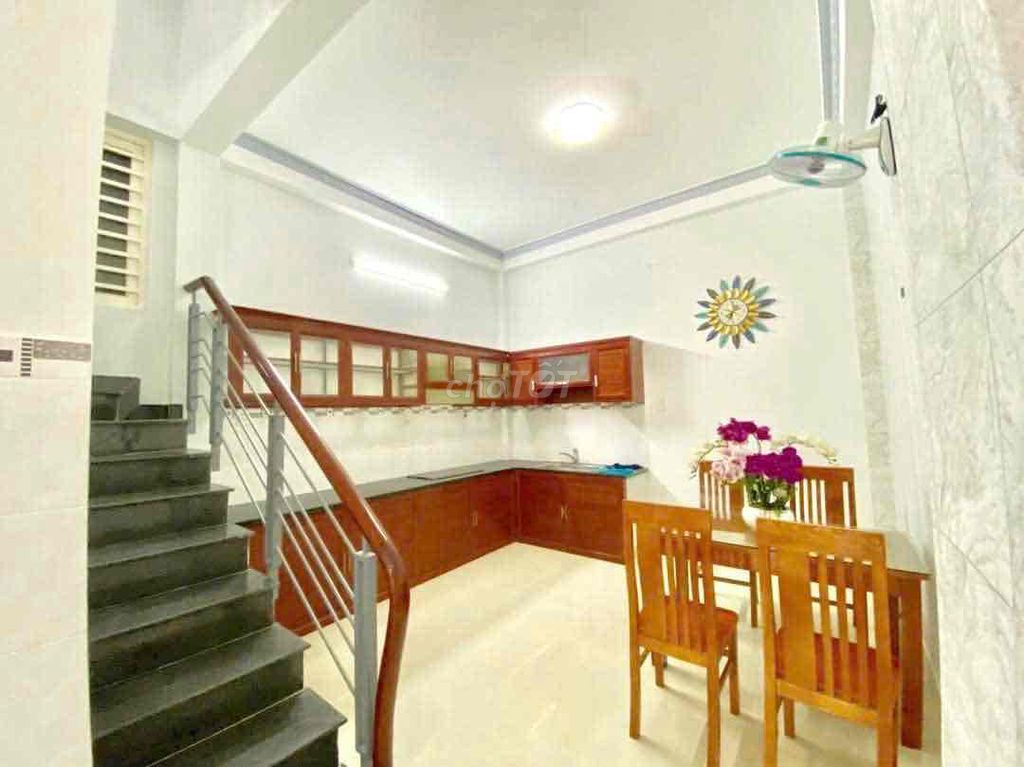 Modern 3-Bedroom Townhouse Near Market