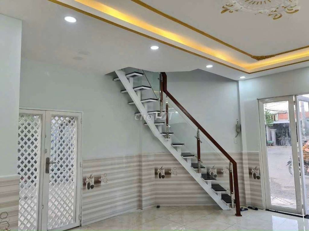 Modern Two-Story House Near Market with 8m Access