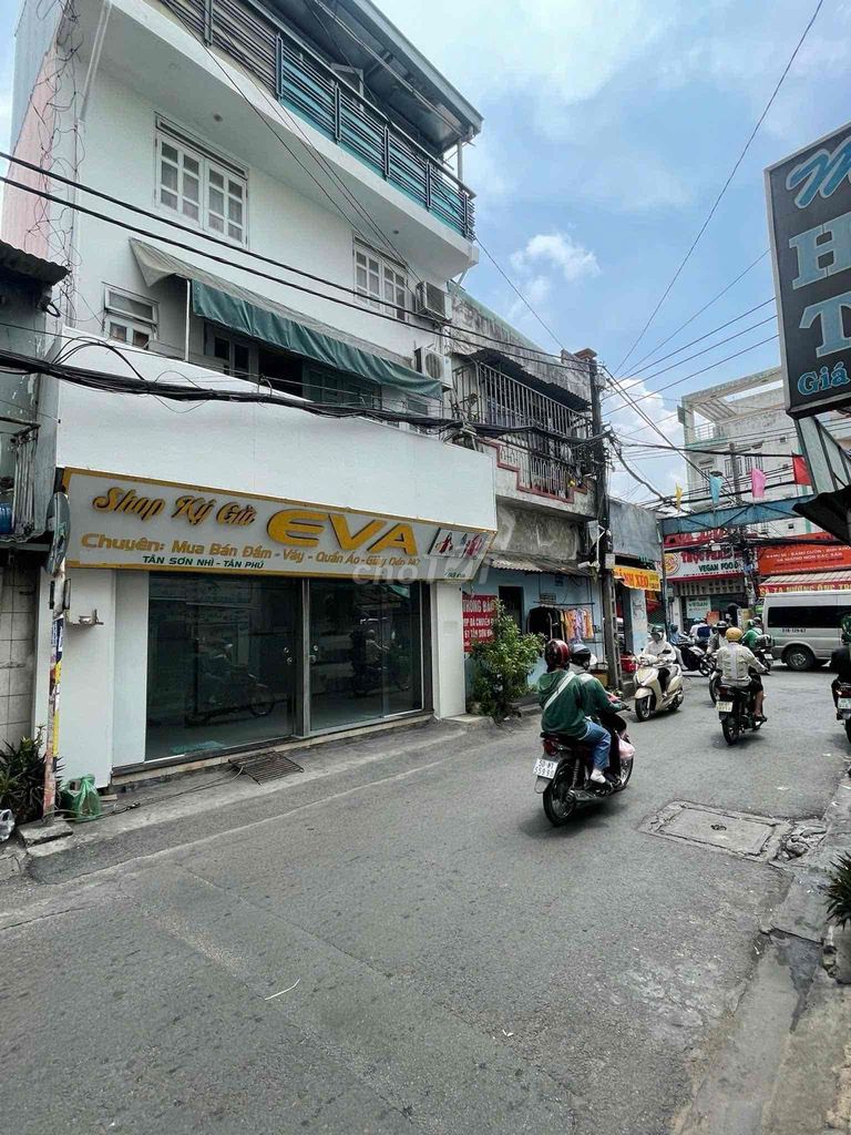 4-Story Commercial Building with Street Frontage
