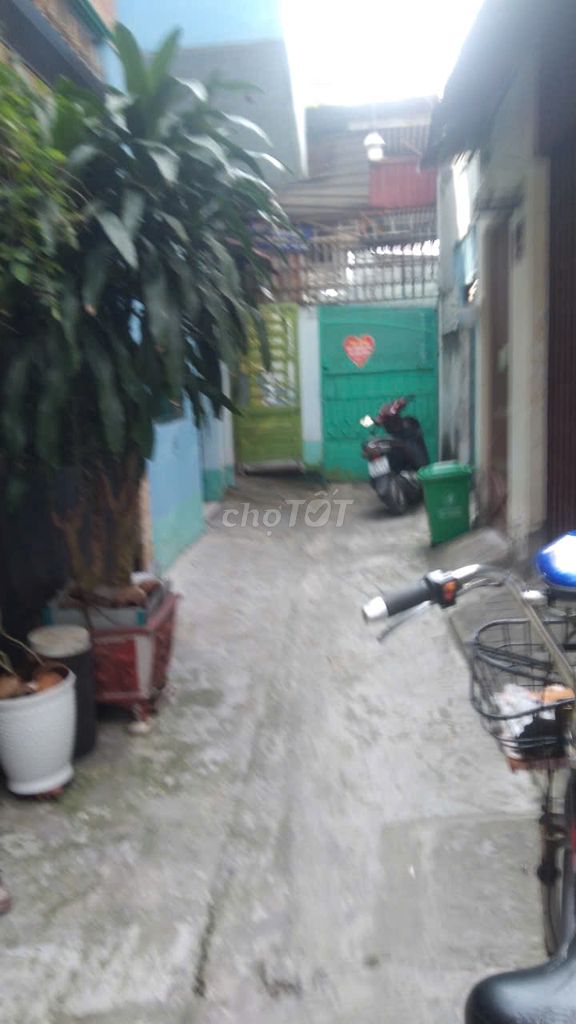 Spacious House with AC on Chu Van An
