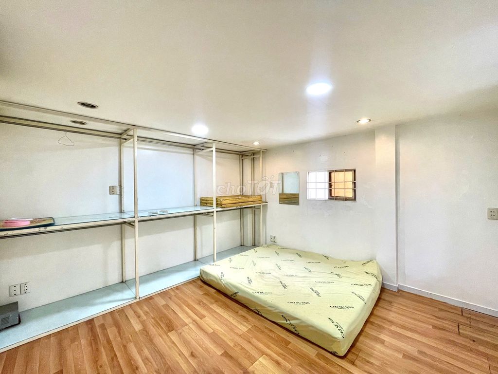 Modern 2-Bedroom Townhouse with Balcony and AC
