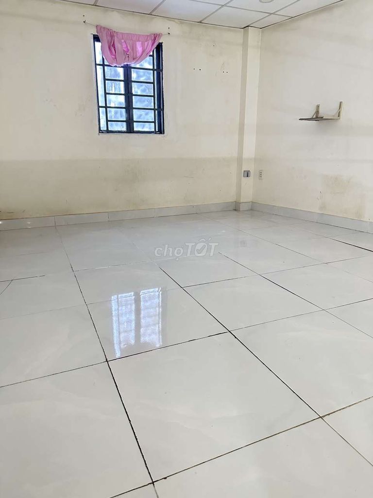 Spacious Two-Level House Near Market