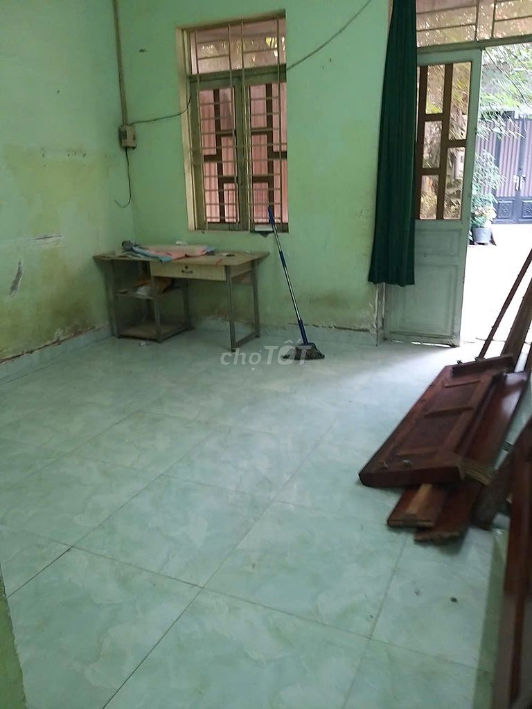1 Bedroom House with Parking and Front Yard
