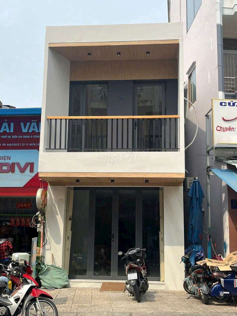 Modern Two-Story Commercial Space in District 6