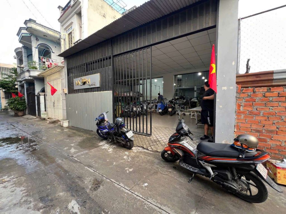 Spacious Property for Business Near Market - Suitable for Office or Workshop