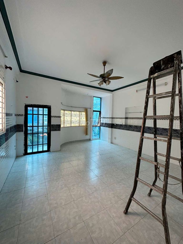 Spacious 3-Bedroom Townhouse with Modern Interior