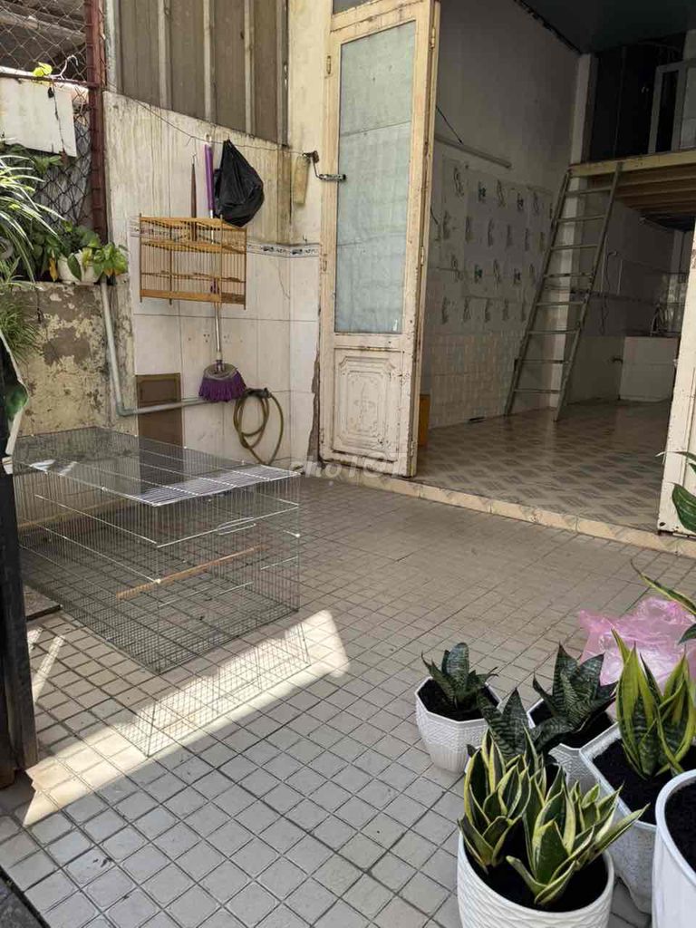 Secure Family House with Garden Access