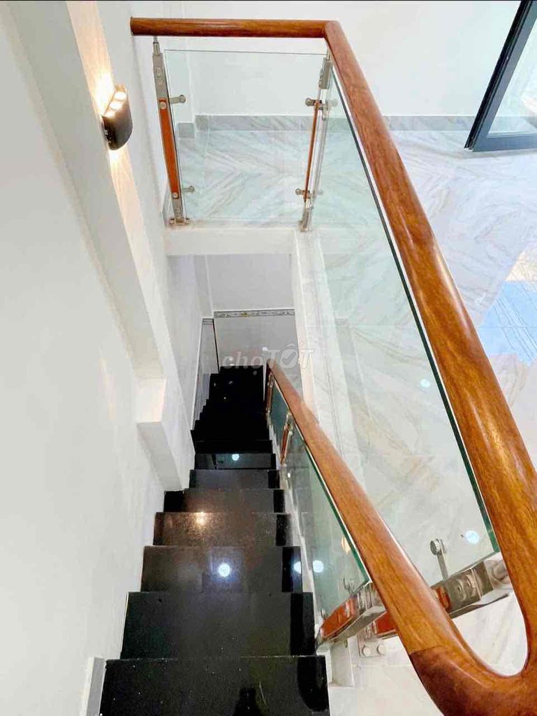 Modern 2-Bedroom House Near District 1