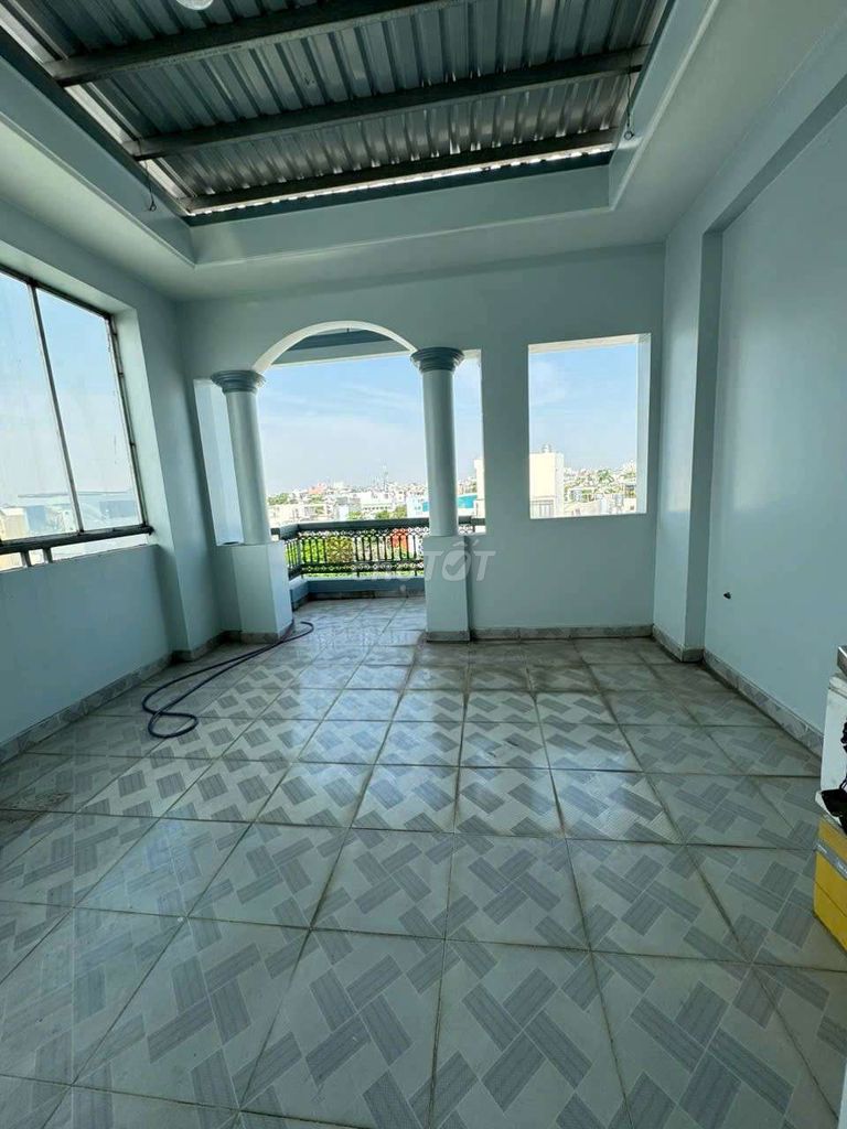 Spacious 6BR Townhouse with Business Potential