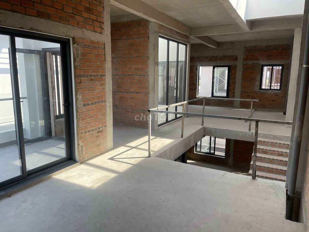Spacious 250m² Raw House for Warehouse in Dong Tang Long