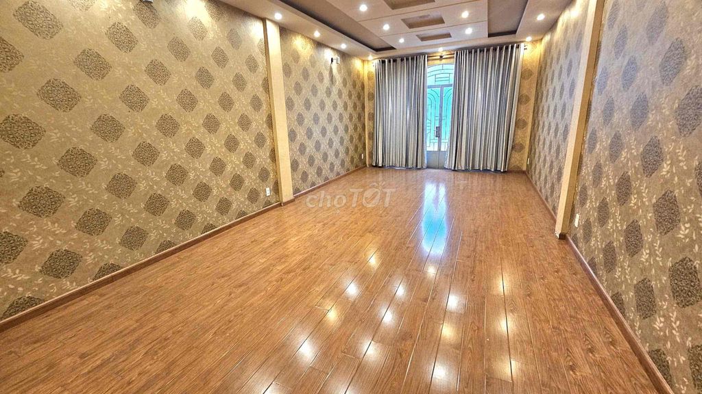 Large 7-Bedroom Townhouse with Commercial Potential