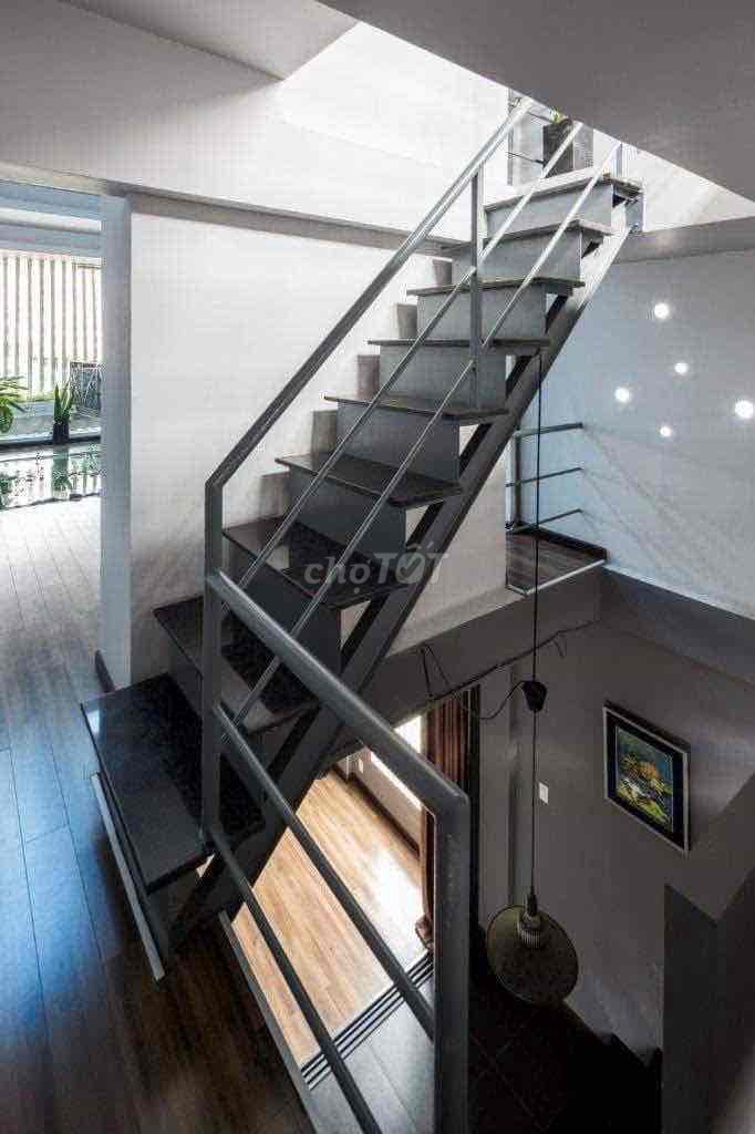 Modern 5-Floor Townhouse with Designer Interior