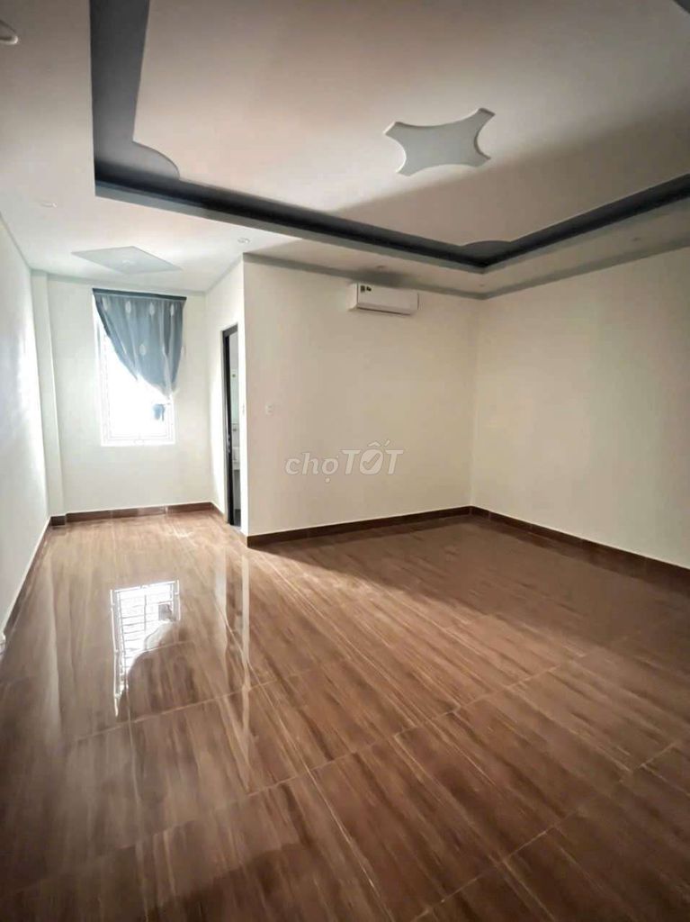 Modern 4-Bedroom Townhouse with Rooftop Terrace