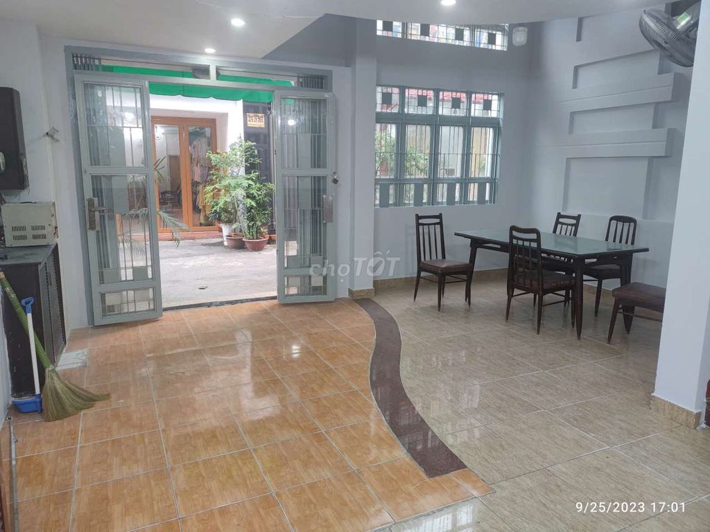 Modern 3-Bedroom House with Car Parking