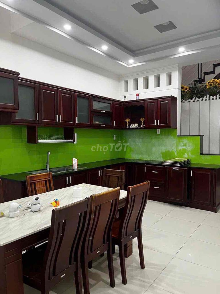 Modern 3-Story House with 4 Bedrooms in City