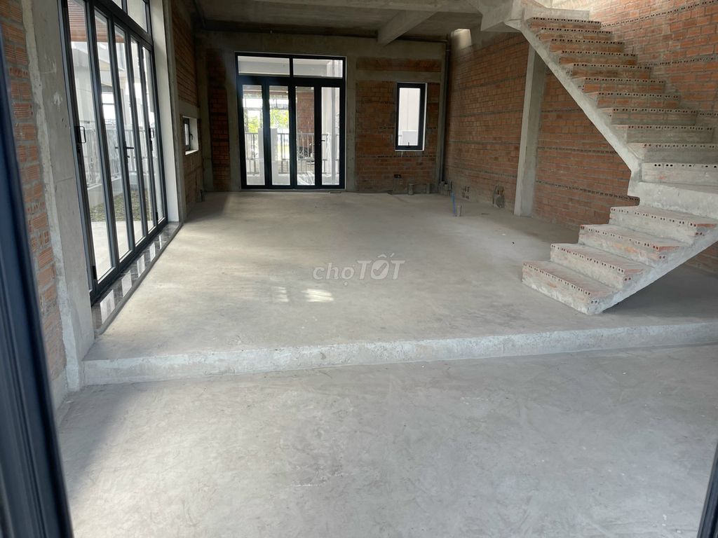 Spacious 250m² Raw House for Warehouse in Dong Tang Long