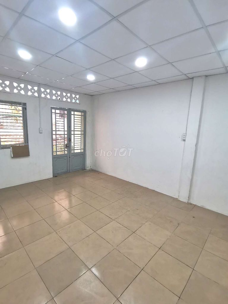 Spacious Townhouse with Balcony near Market