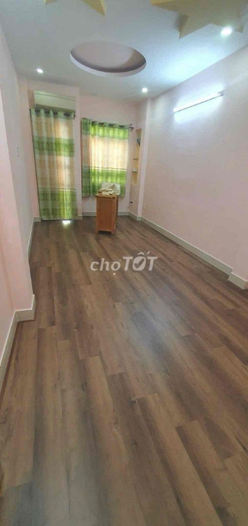 Rental House in Nguyen Thien Thuat, District 3 - Spacious 3-Story Home