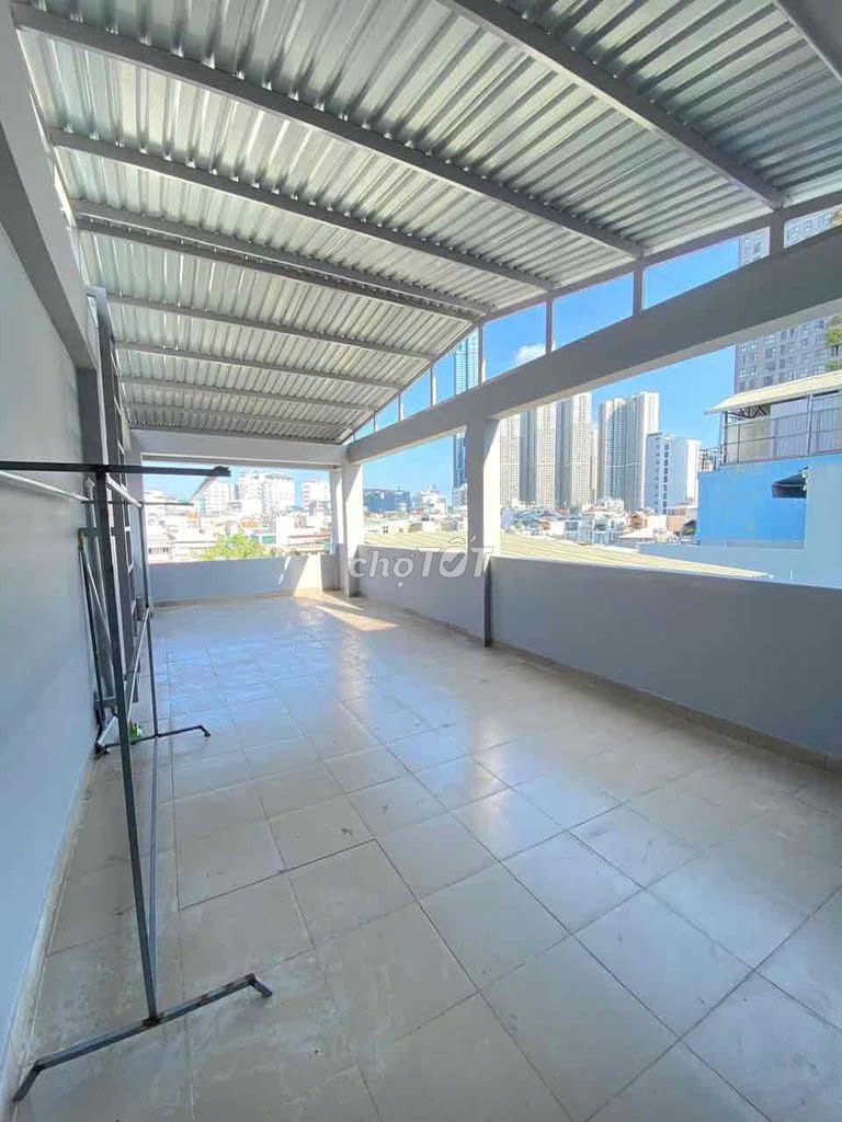 Modern 4-Story House Near Pearl Plaza