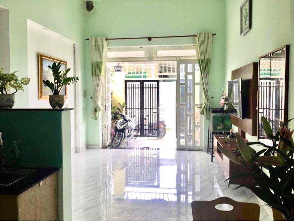 Modern 2-Bedroom House with Furnished Kitchen