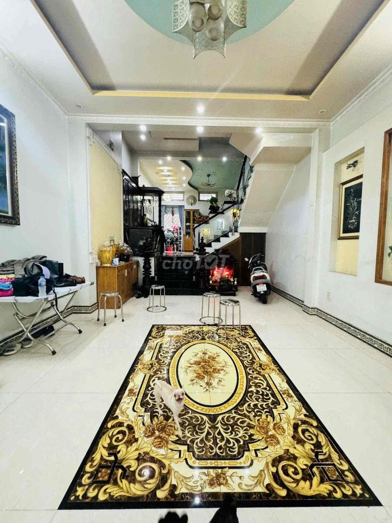 4-Story Modern House Near Metro Station
