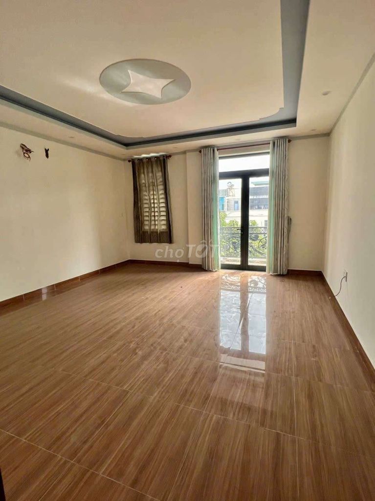 Modern 4-Bedroom Townhouse with Rooftop Terrace