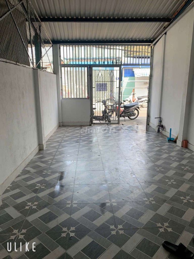 Spacious House with Garage for Business or Living