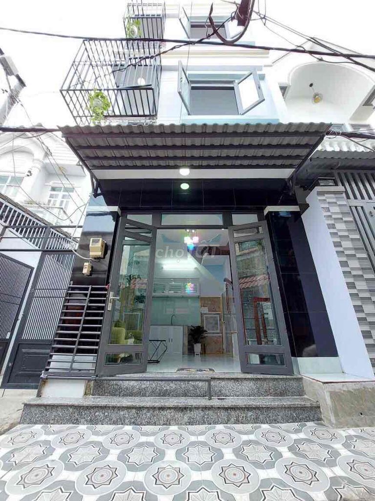 Modern 2-Bedroom Townhouse Near Market