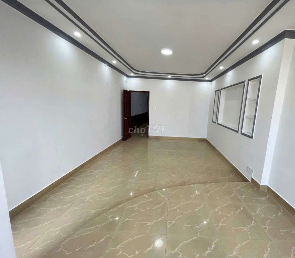 Modern 6BR Townhouse Near Dam Sen Park