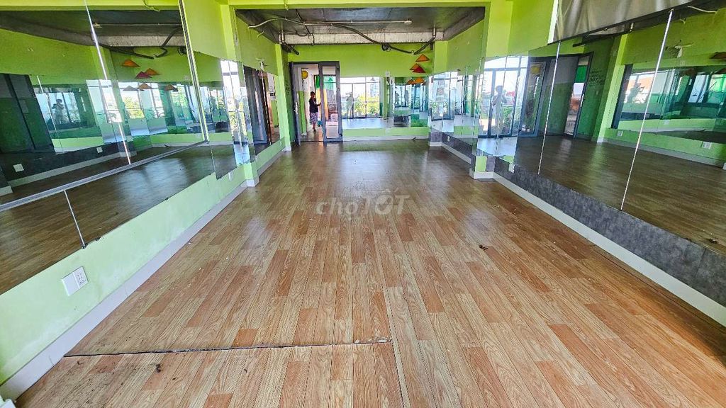 Large Commercial Space with Elevator in District 8