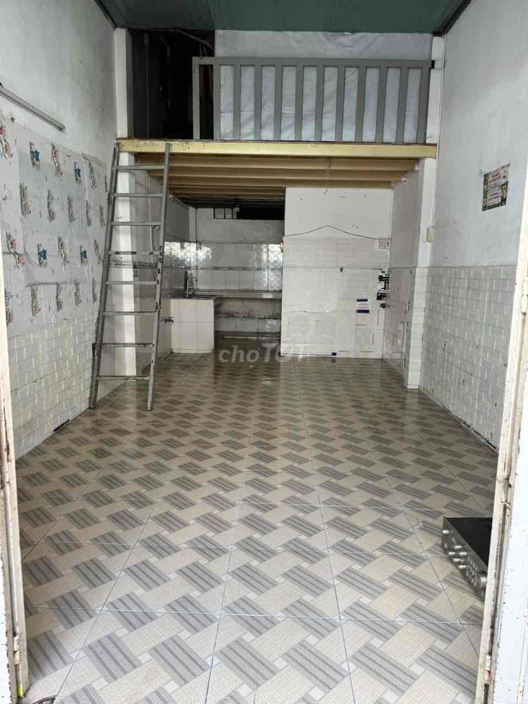 Secure Family House with Garden Access