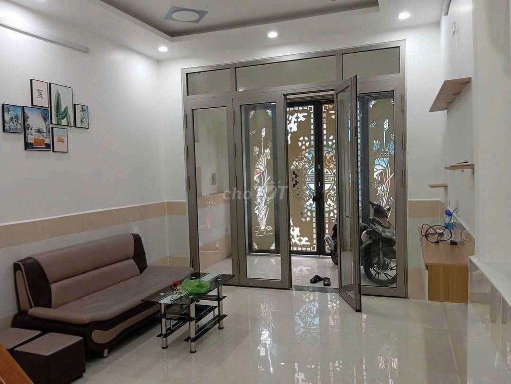 Modern 2-Bedroom House with Furnished Kitchen