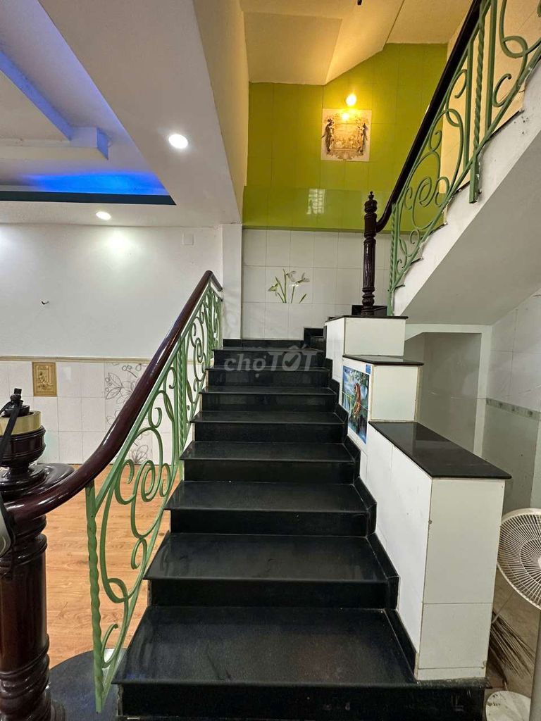 Spacious 3-Bedroom Townhouse with Modern Interior
